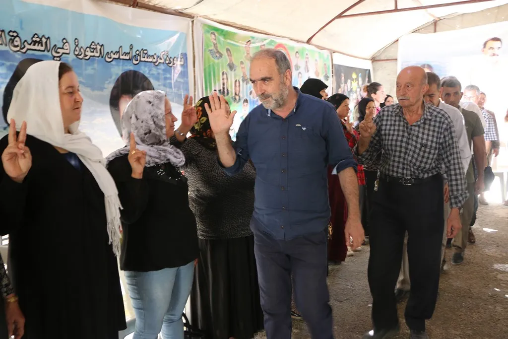 أهالي حلب يقدمون واجب العزاء لذوي شهيد كمال