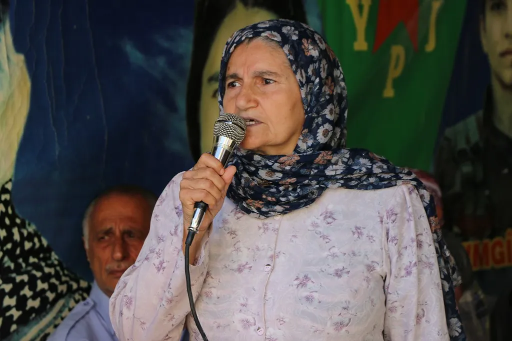 أهالي حلب يقدمون واجب العزاء لذوي شهيد كمال