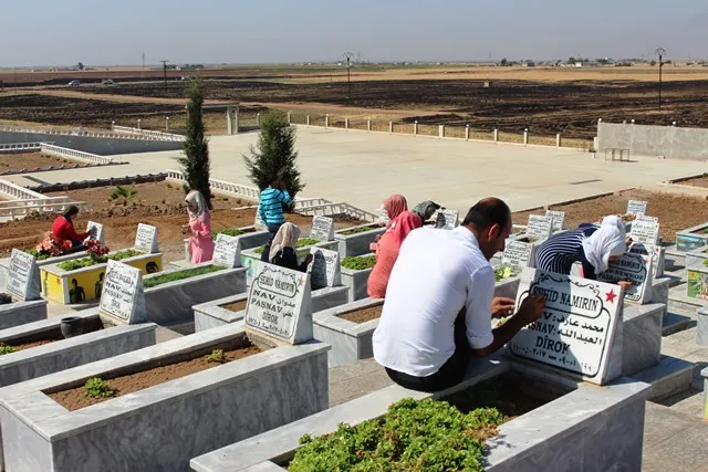 معلمو ناحية تربه سبيه يُرممون أضرحة الشهداء