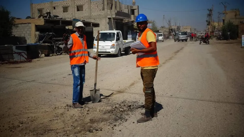 بلدية هجين تستمر بصيانة شبكات الصرف الصحي في مرحلته الثانية