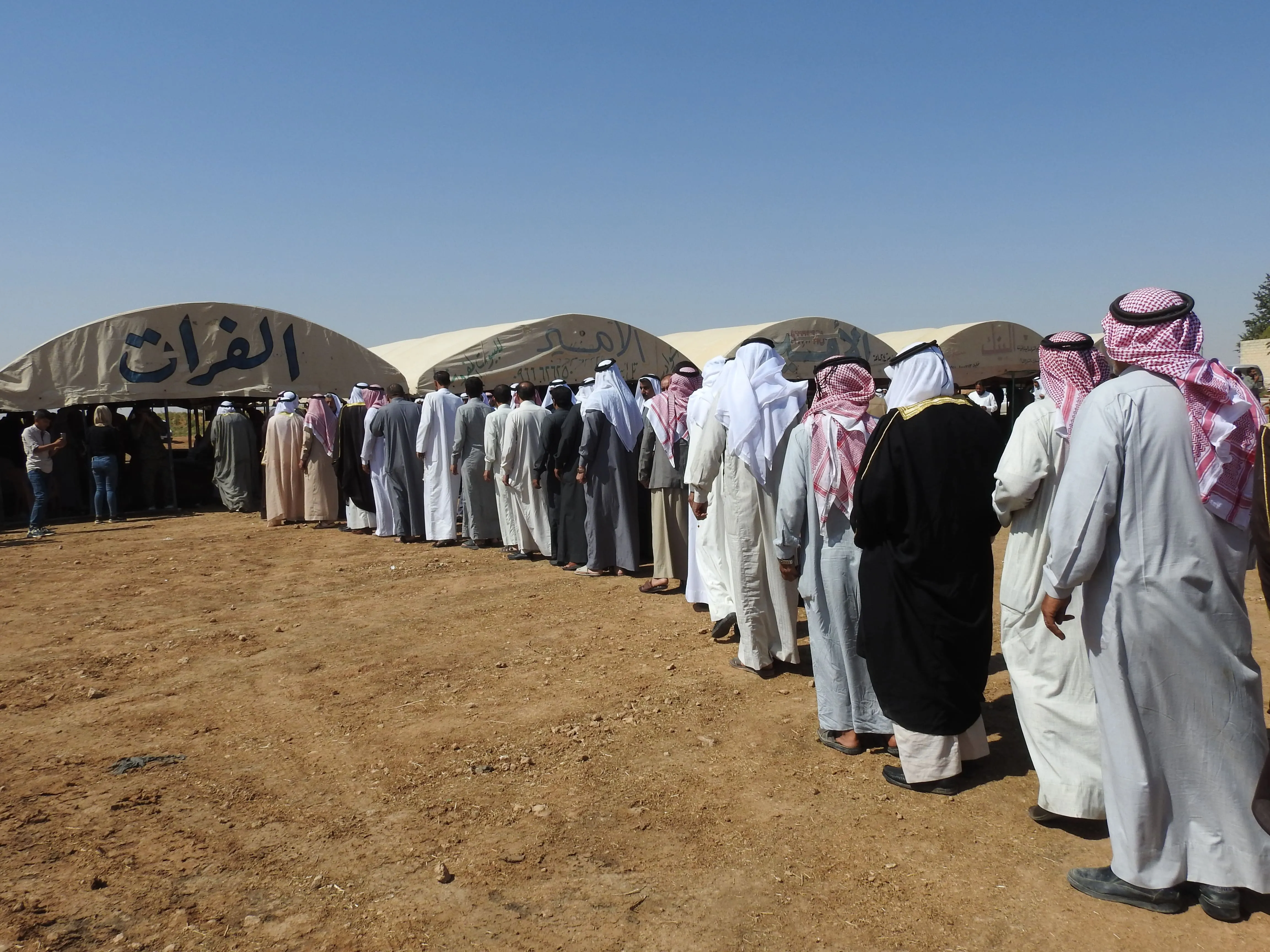 لجان الصلح وشيوخ العشائر يعقدون جلسة صلح بين عشيرتين في كري سبي