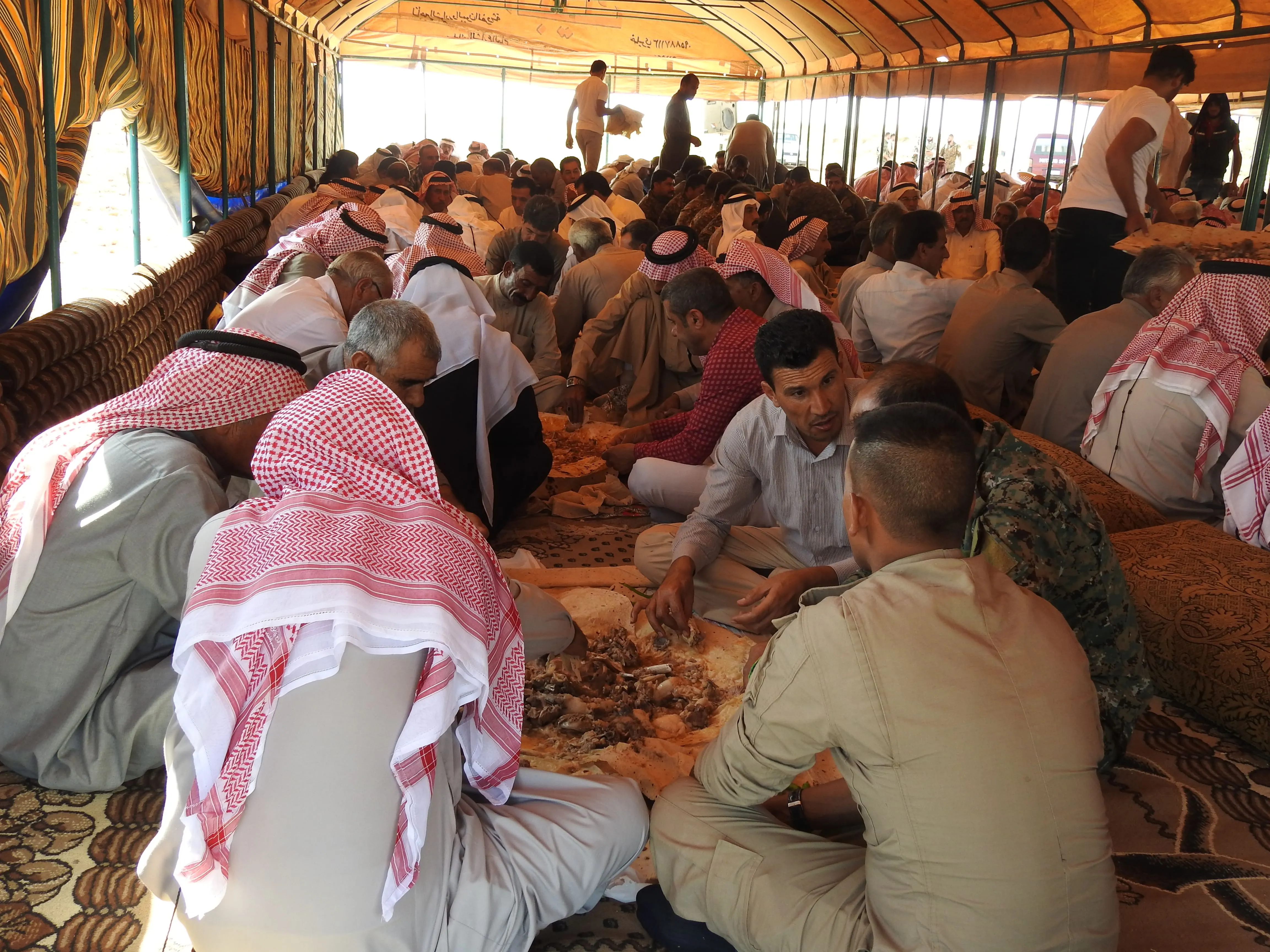 لجان الصلح وشيوخ العشائر يعقدون جلسة صلح بين عشيرتين في كري سبي