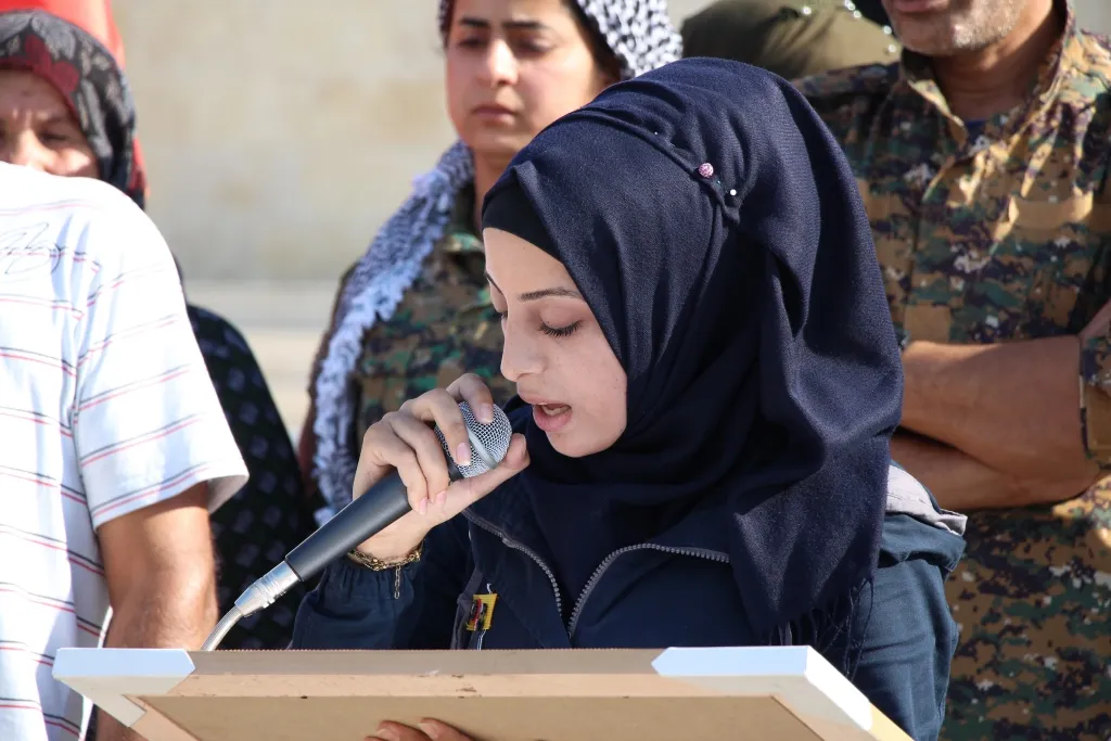 جثمان الشهيد علي الهارون المقاتل في مجلس منبج العسكري يوارى الثرى