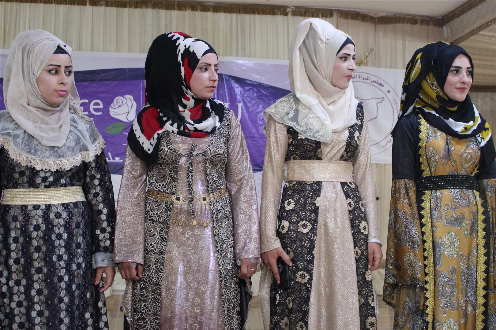 عرض أزياء فلكلورية لكافة المكونات في مدينة الحسكة