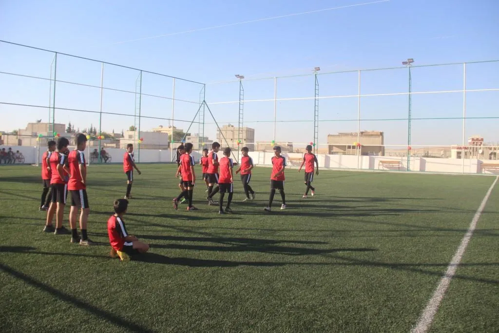 هيئة الشبيبة والرياضة والاتحاد الرياضي يفتتحان ملعباً سداسياً لكرة القدم في كوباني