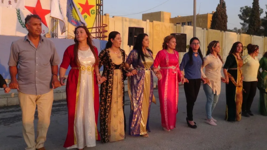 أهالي كوباني يحتفلون بالذكرى السنوية لتأسيس حزب الاتحاد الديمقراطي