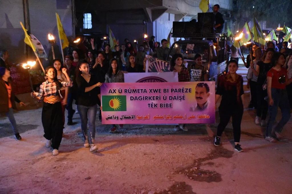 المرأة الشابة في حلب تنظم مسيرة بالمشاعل ضمن حملة مؤتمر ستار