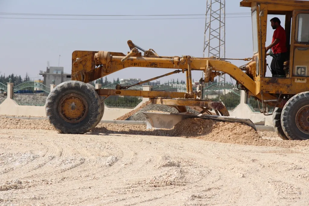 العمل على تعبيد وتسوية الطرق والساحات في مزار الشهداء بمنبج
