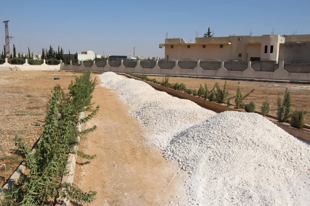 العمل على تعبيد وتسوية الطرق والساحات في مزار الشهداء بمنبج