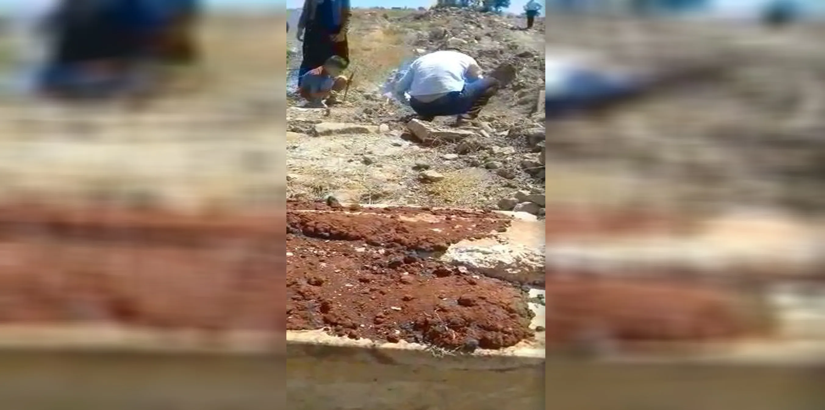 حتى الموتى لم يسلموا من انتهاكاتهم.. مرتزقة تركيا ينبشون القبور بحثاً عن الآثار