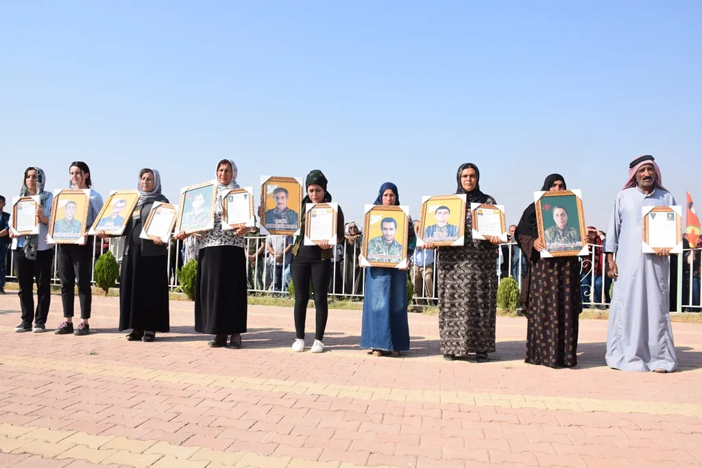 الآلاف من أهالي ديرك يودعون سبعة من شهداء مقاومة الكرامة