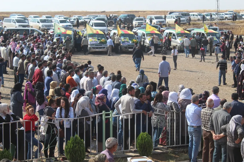 أهالي ديرك خلال مراسم تشييع شهداء مقاومة الكرامة: لا خيار لدينا سوى المقاومة