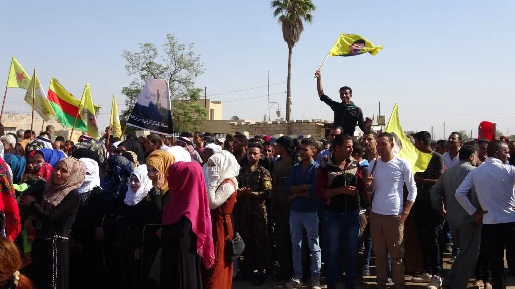 الآلاف في تل حميس يتظاهرون ضد الاحتلال التركي