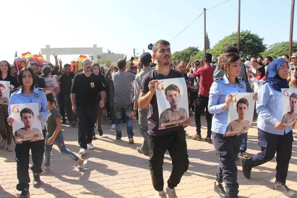 المئات من أهالي قامشلو يشيعون شهداء مقاومة الكرامة