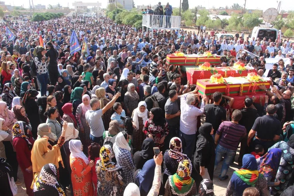 المئات من أهالي قامشلو يشيعون شهداء مقاومة الكرامة