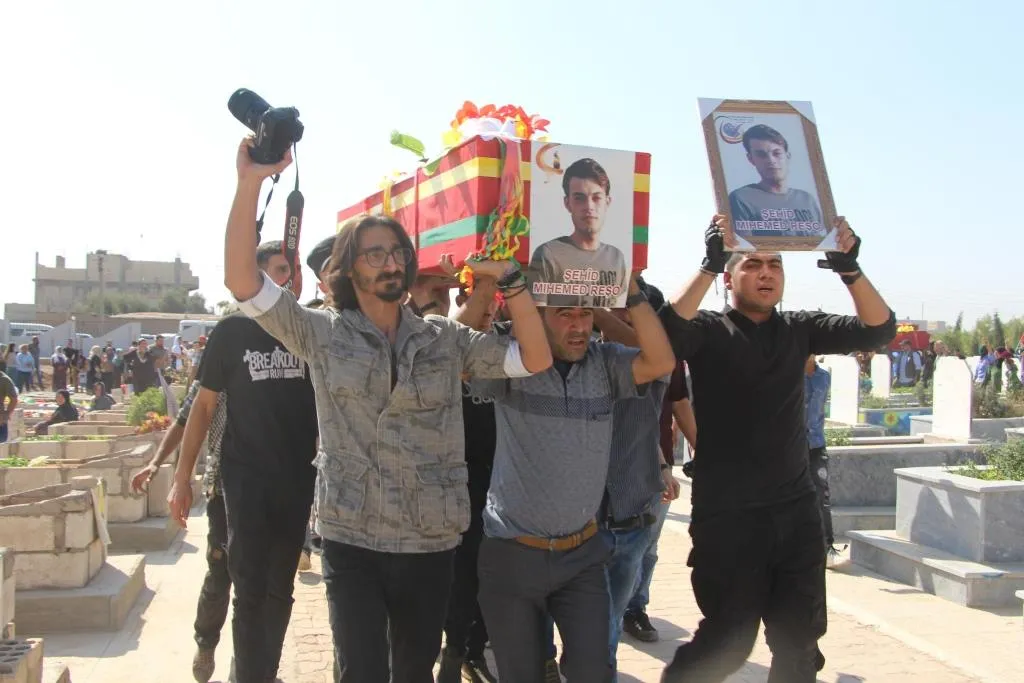 المئات من أهالي قامشلو يشيعون شهداء مقاومة الكرامة
