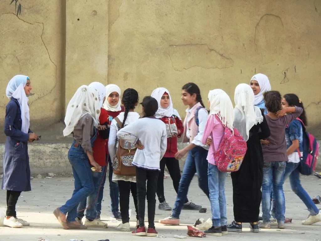 طلبة ومعلمو الرقة يحذرون من عودة شبح الجهل اذا استمر العدوان