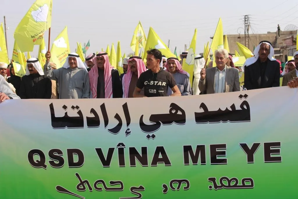 أهالي تل حميس والعشائر العربية يخرجون في مسيرة مساندة لـ قسد