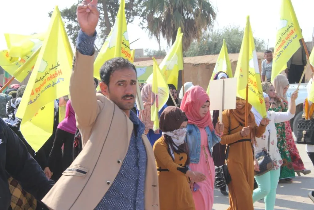 أهالي تل حميس والعشائر العربية يخرجون في مسيرة مساندة لـ قسد