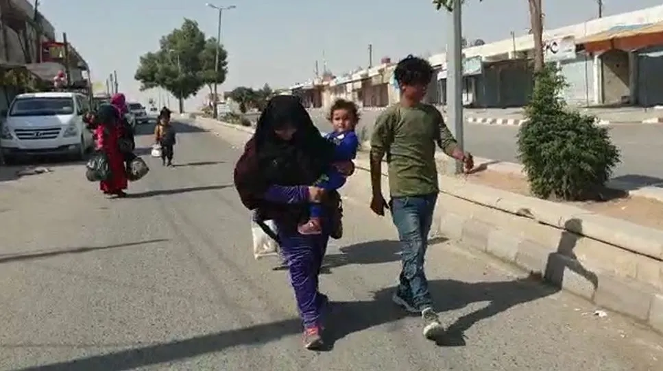 نازحون يخرجون من مخيم عين عيسى عقب قصف تركي طال محيطه