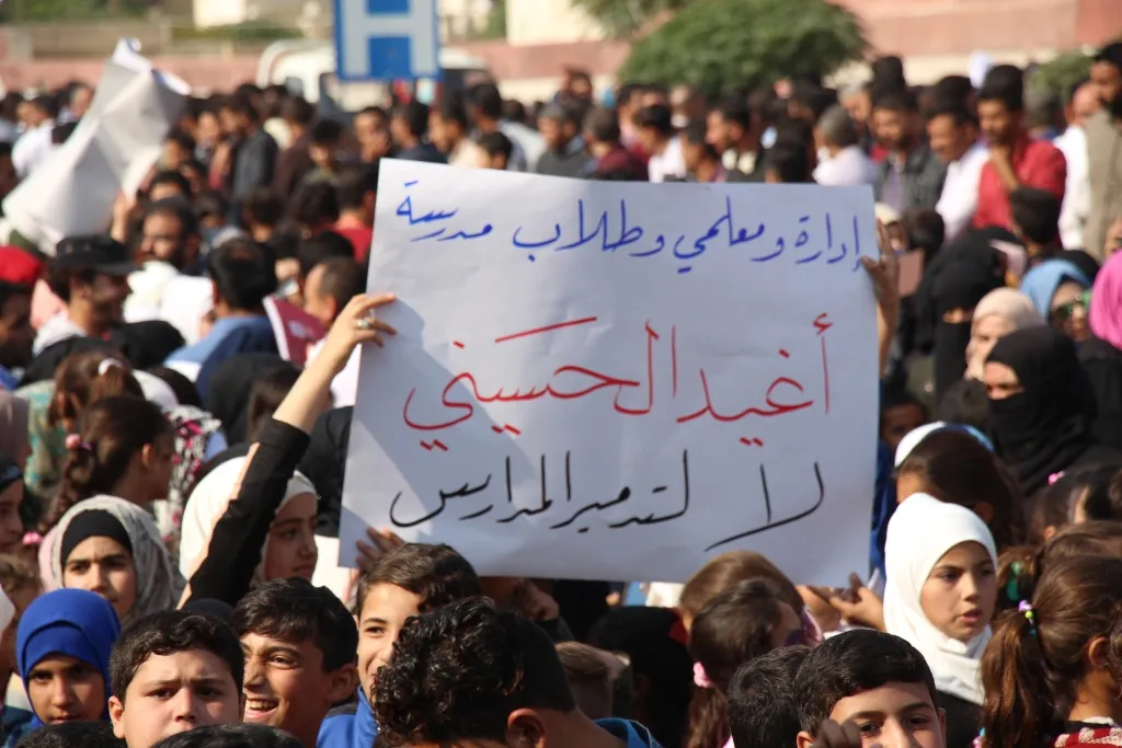طلاب ومعلمي منبج ينددون بالاحتلال التركي واستهدافه لقطاع التعليم والأطفال