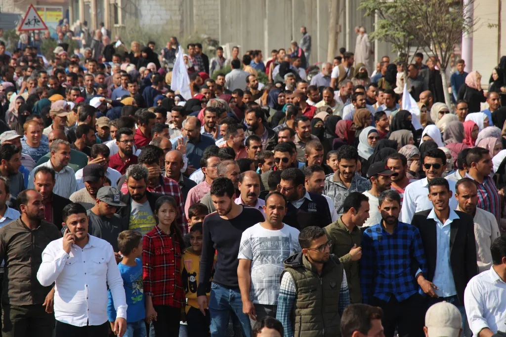 طلاب ومعلمي منبج ينددون بالاحتلال التركي واستهدافه لقطاع التعليم والأطفال
