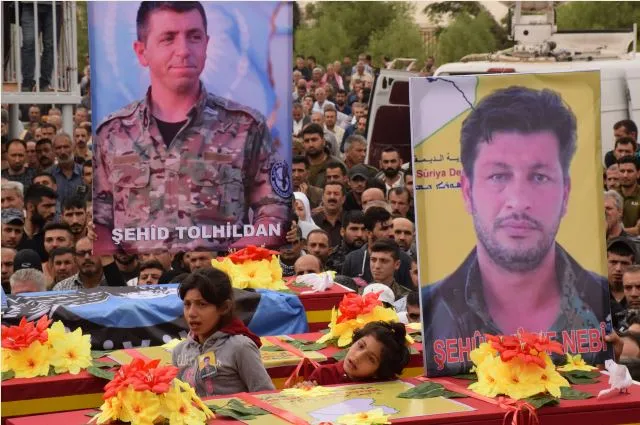 الطفلتان بيلا ولافين في مراسم تشييع والدهما: أبي استيقظ اشتقنا لحضنك