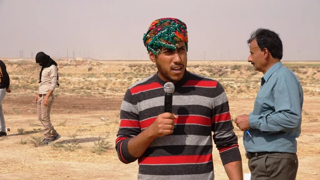 أهالي دير الزور في خيمة الاعتصام يؤكدون على المقاومة ورفض الاحتلال
