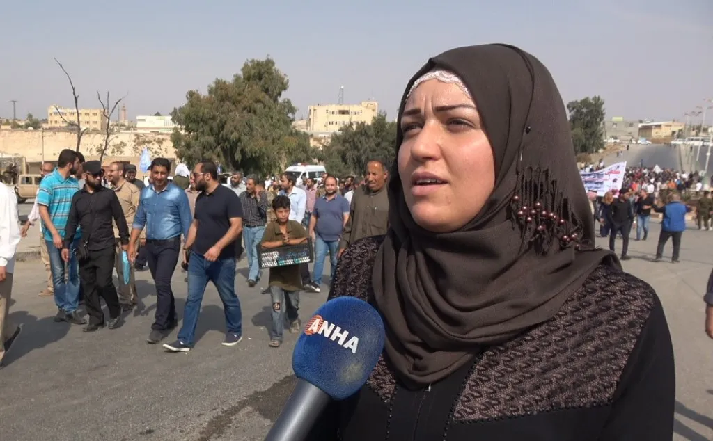 الآلاف من أهالي الطبقة والرقة ودير الزور يطالبون بمحاسبة مرتكبي جرائم الحرب