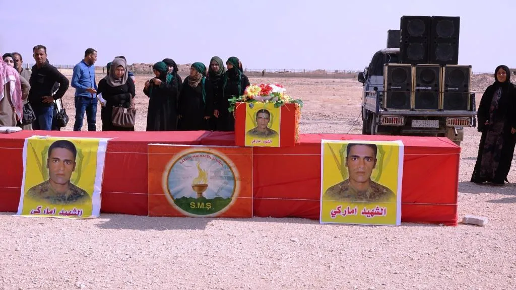 أهالي الرقة يشيعون جثمان شهيد مقاومة الكرامة عبد الكريم الرحيل