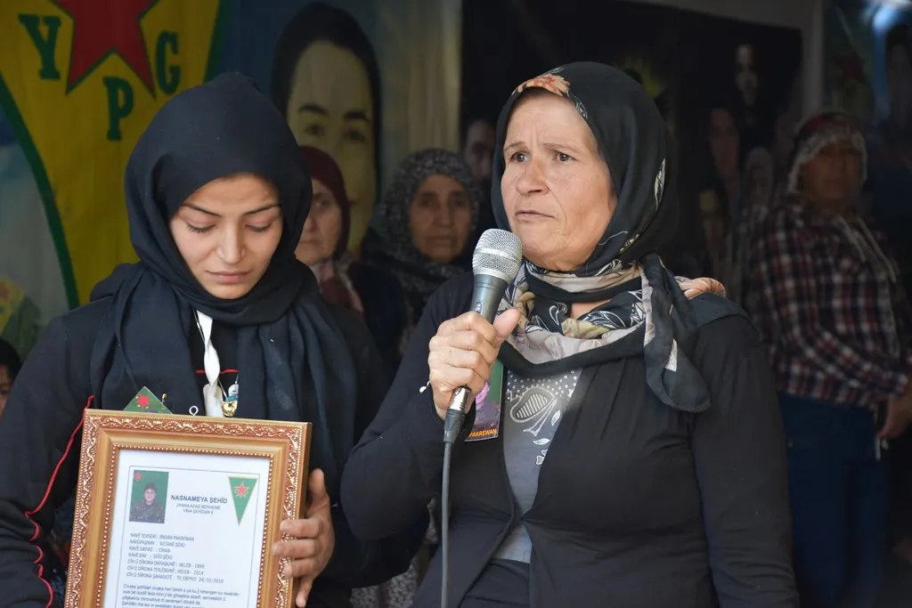 والدة الشهيدة جيندار بكروان تلبي وصية ابنتها في مراسم عزاءها