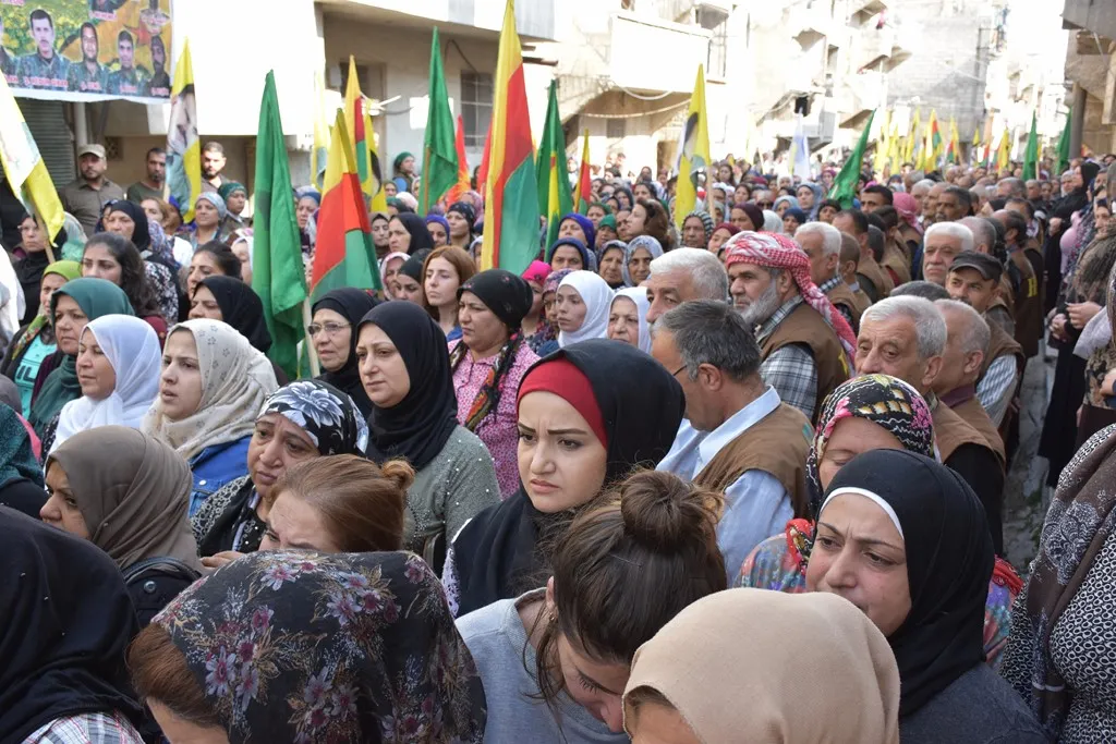 والدة الشهيدة جيندار بكروان تلبي وصية ابنتها في مراسم عزاءها
