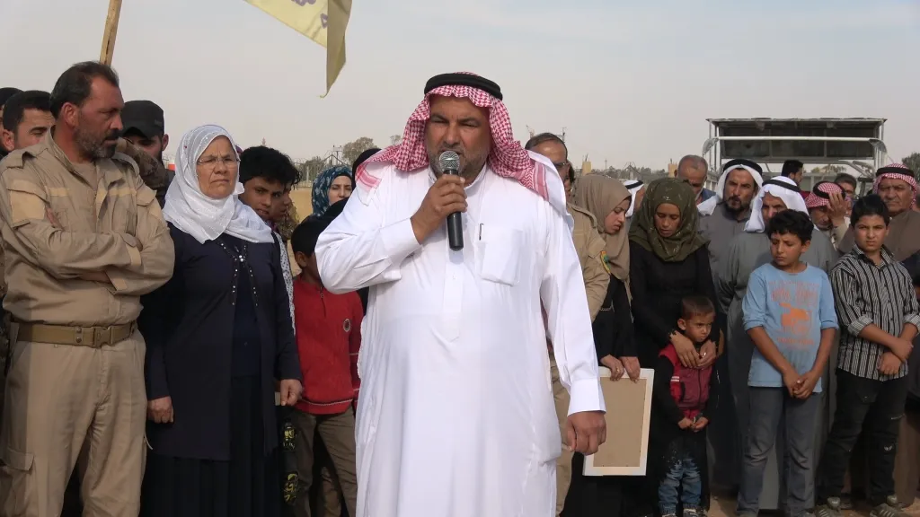 المئات من أهالي الطبقة يودعون الشهيد الثاني من شهداء مقاومة الكرامة