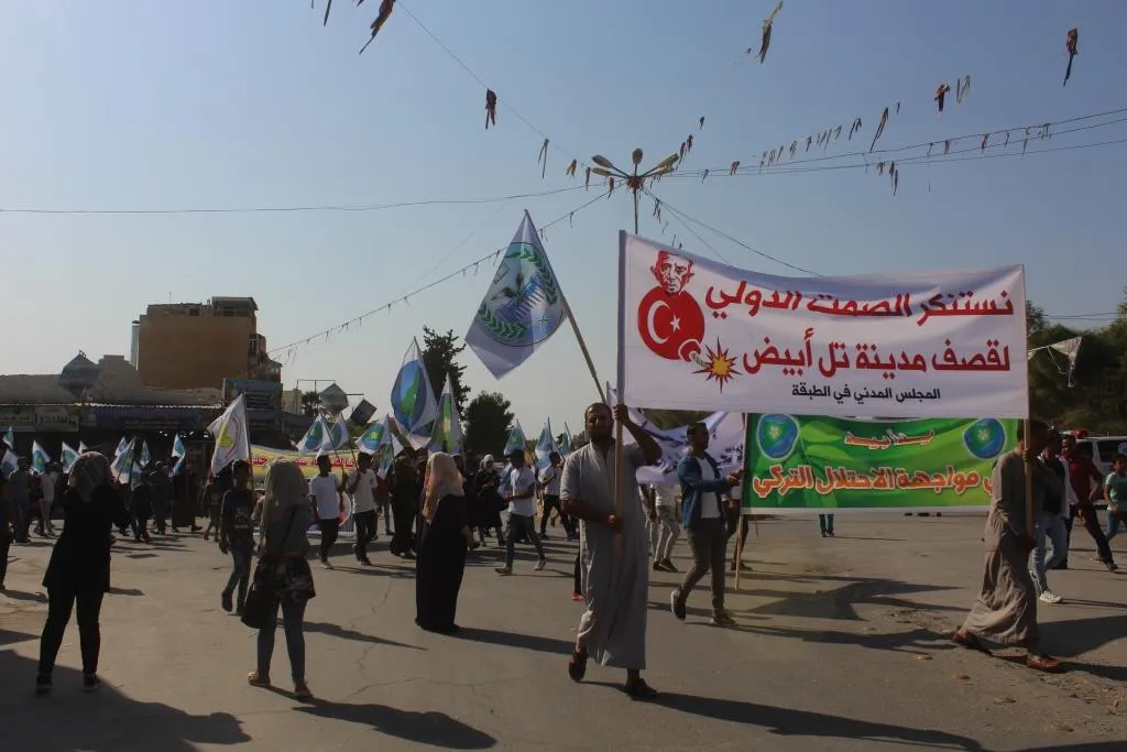 أهالي الطبقة والرقة ينددون بجرائم الحرب التي يرتكبها جيش الاحتلال التركي ومرتزقته