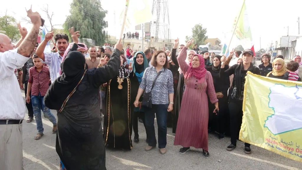 وقفة تضامنية مع قسد في عين عيسى