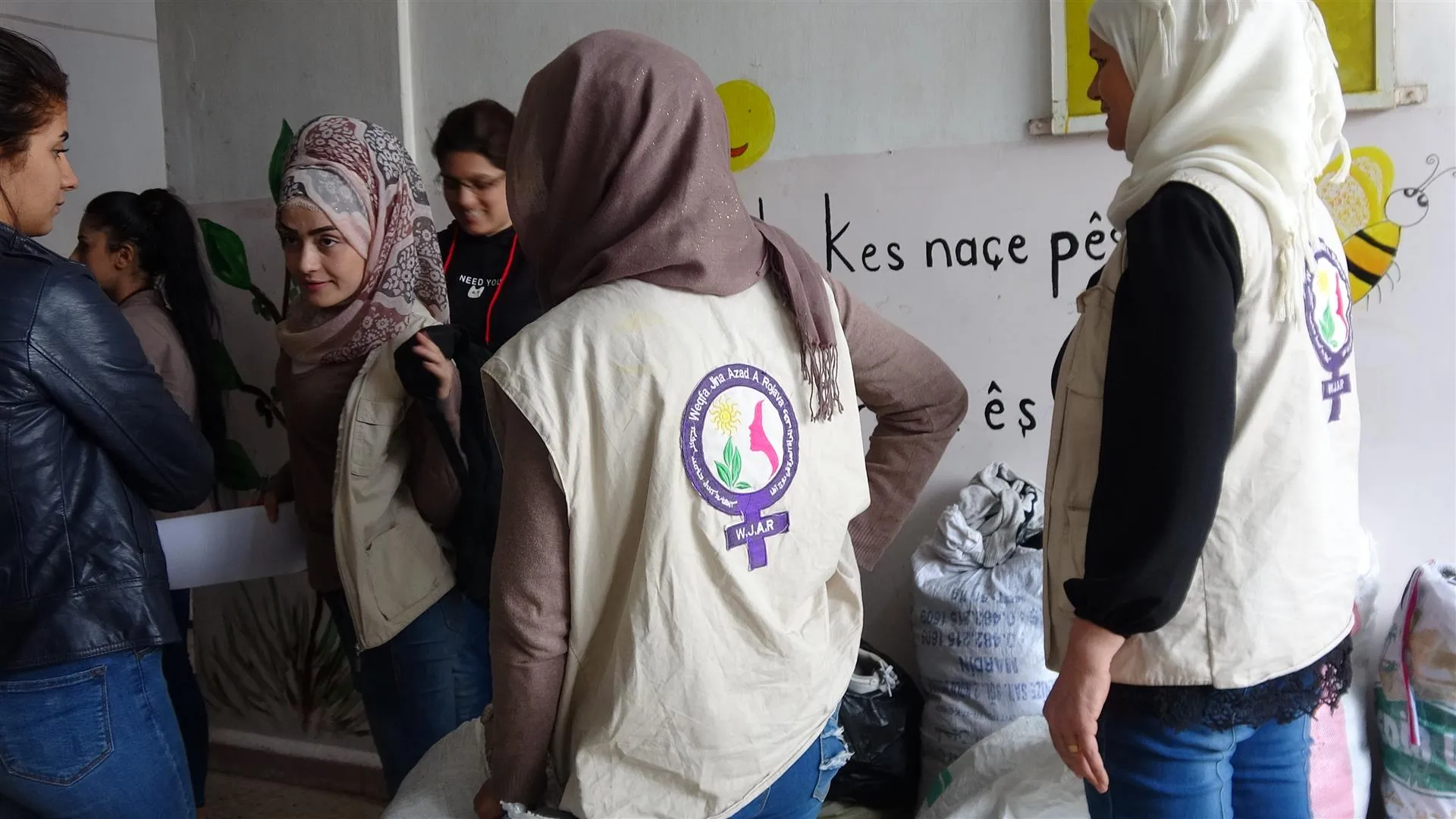 نازحو الحسكة يتلقون المساعدة من وقفة المرأة الحرة