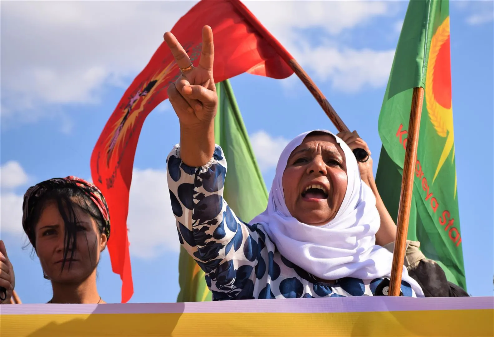 بالفيديو.. رسالة من أم كردية مشاركة في الدروع البشرية للاحتلال التركي