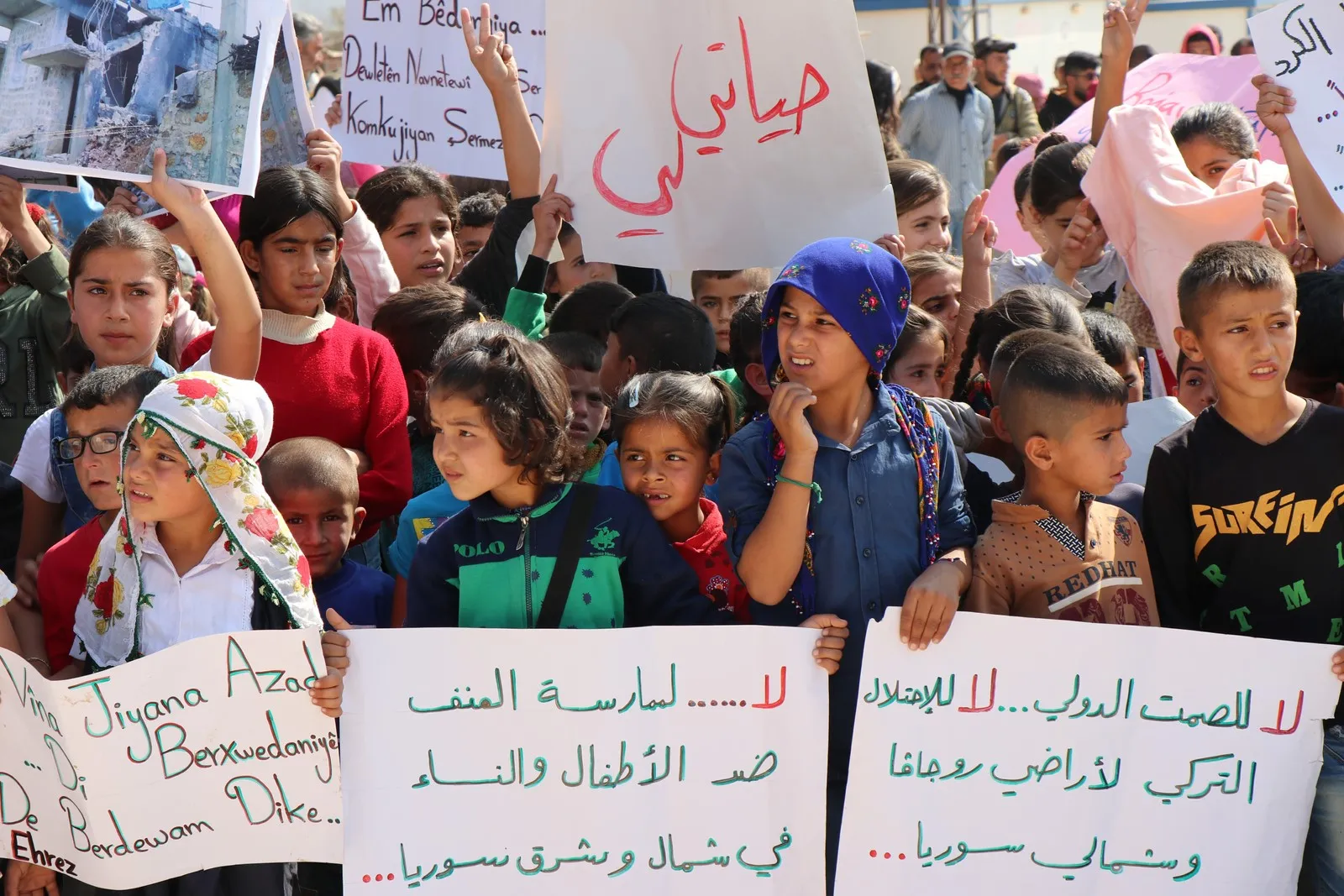 أهالي عفرين في مخيم برخدان يعبرون عن رفضهم للاحتلال وثقتهم بالقوات المدافعة عنهم