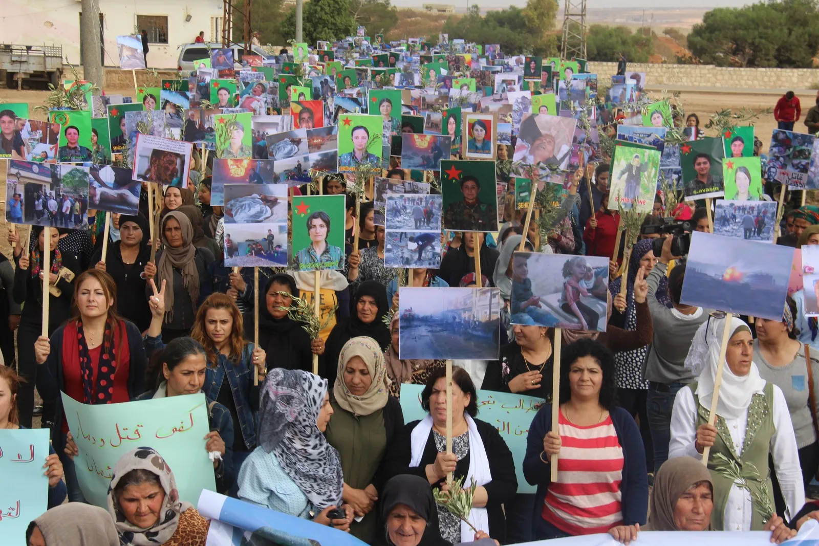 تظاهرة نسائية أمام المقر الروسي العسكري في الشهباء