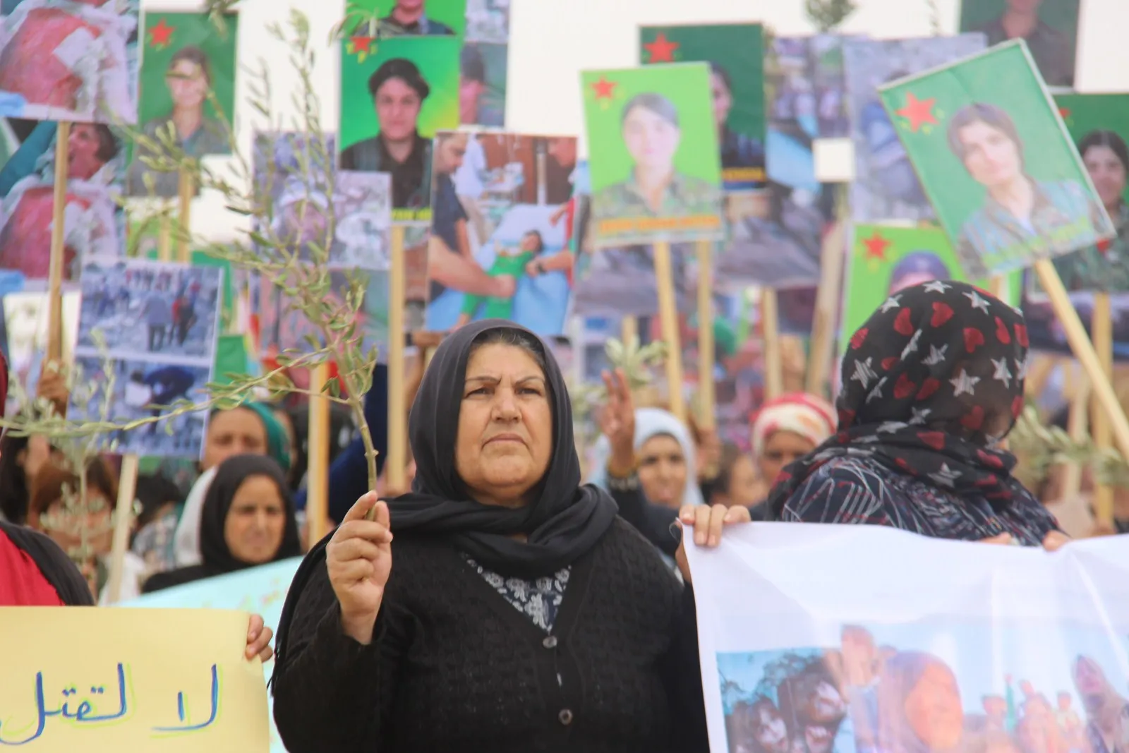 تظاهرة نسائية أمام المقر الروسي العسكري في الشهباء