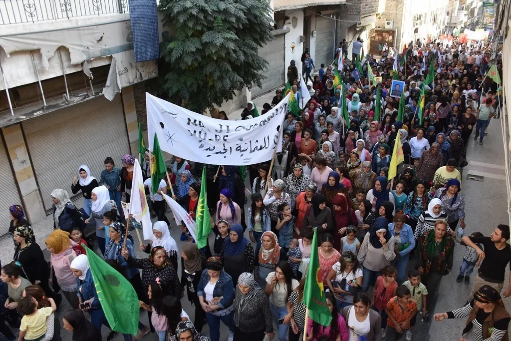أهالي حلب يحيون مقاومة شمال وشرق سوريا