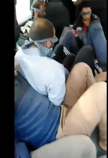 مرتزقة تركيا يجبرون بطريقة لا أخلاقية أسرى النظام على النباح والنهيق