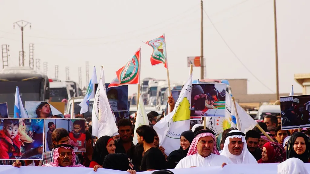 متظاهرون يطالبون بفتح ممرات إنسانية لإجلاء من تبقى من الجرحى
