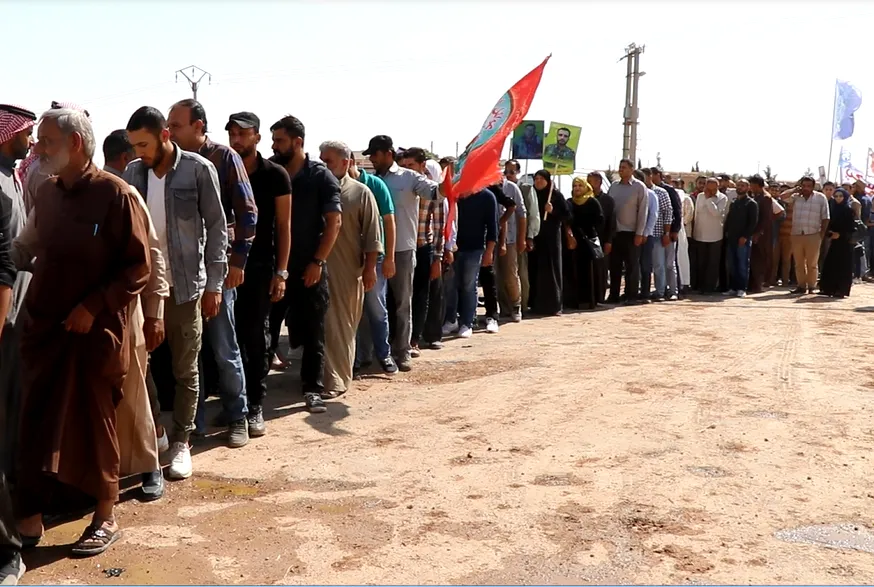 أهالي الطبقة وعين عيسى ينضمون إلى فعاليات الدروع البشرية في كري سبي