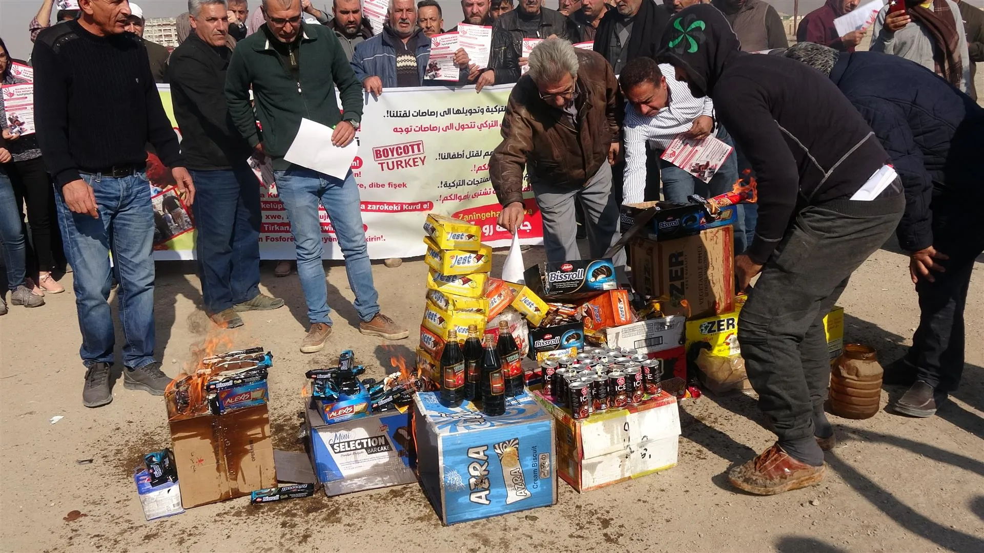 حرق بضائع تركية في إطار دعم حملة المقاطعة