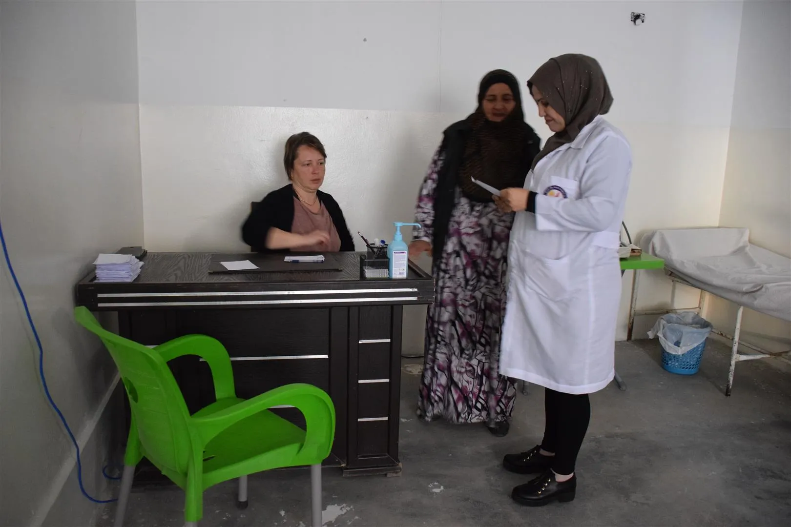 مستوصف وقفة المرأة الحرة في الحسكة يقدم خدمات مجانية للنازحين