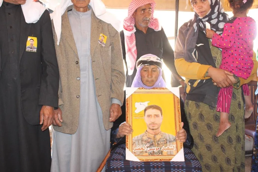 أهالي تل حميس يقدمون العزاء لذوي الشهيد موسى الخضر