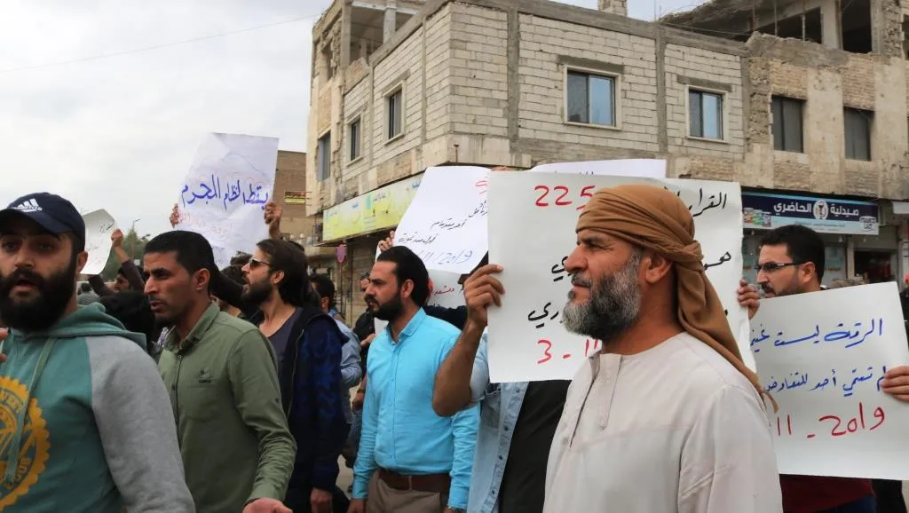 أهالي الرقة والطبقة يجددون رفضهم لإدارة النظام لمناطقهم