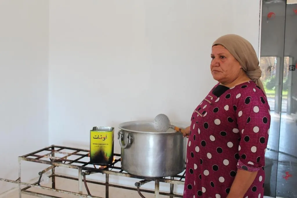 منذ اليوم الأول من الاعتصام وهن يعدن الطعام للمعتصمين