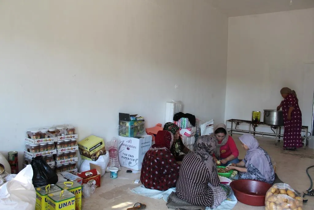 منذ اليوم الأول من الاعتصام وهن يعدن الطعام للمعتصمين